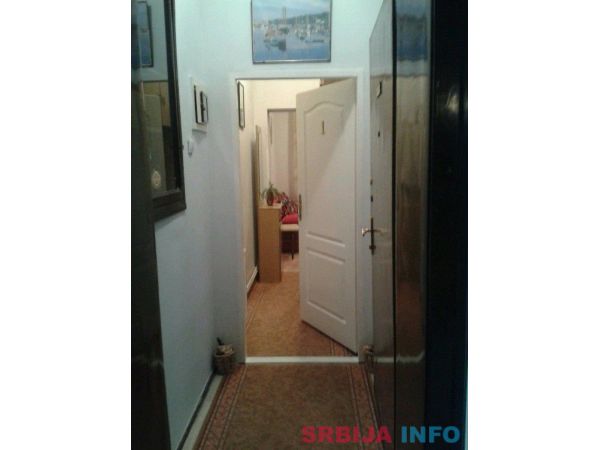 PRODAJEM 1 STAN SA 2 GARSONJERE 