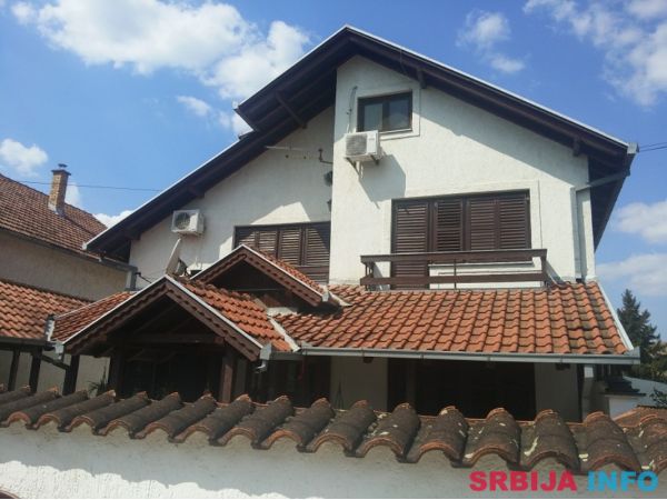 Backi Jarak Centar-kuca 400m2