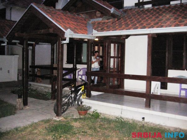 Backi Jarak Centar-kuca 400m2