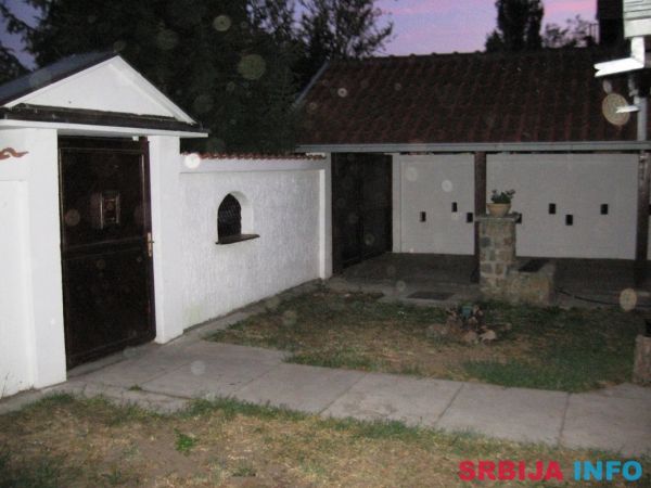 Backi Jarak Centar-kuca 400m2