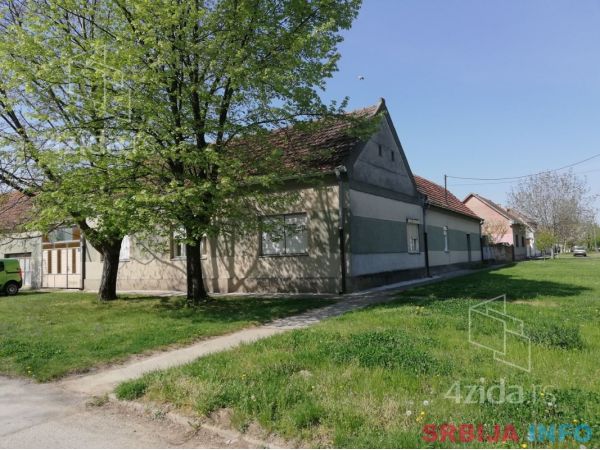 Prodajem kucu u Titelu 2500m2