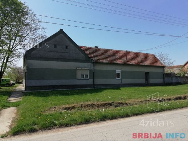 Prodajem kucu u Titelu 2500m2