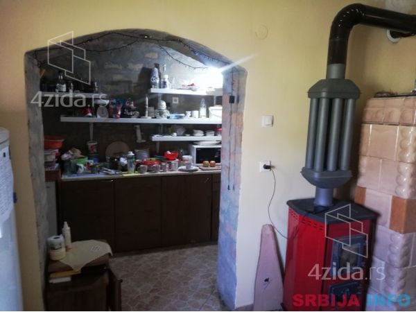 Prodajem kucu u Titelu 2500m2
