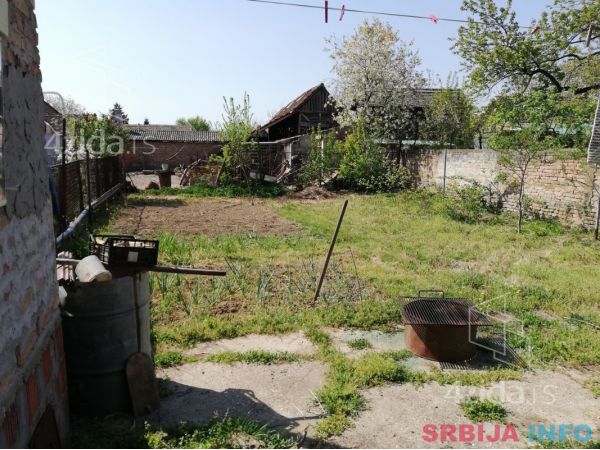 Prodajem kucu u Titelu 2500m2