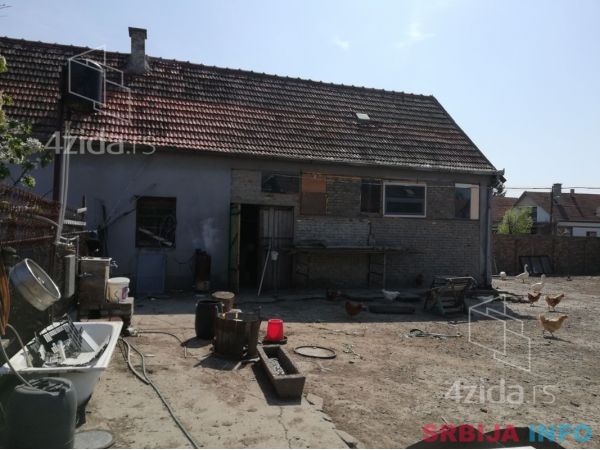 Prodajem kucu u Titelu 2500m2