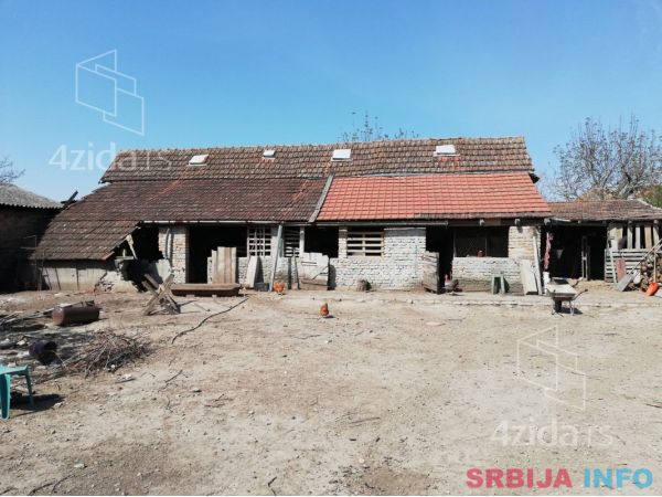 Prodajem kucu u Titelu 2500m2