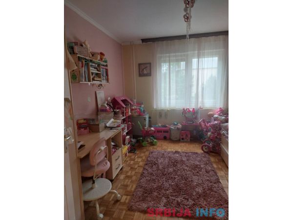 Odlican trosoban stan u Beceju