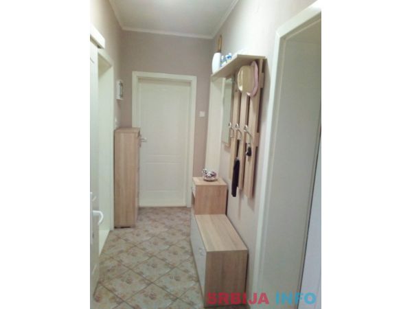 Odlican trosoban stan u Beceju