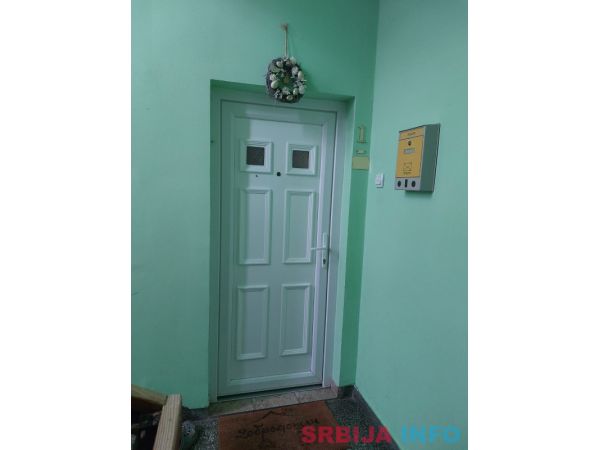 Odlican trosoban stan u Beceju