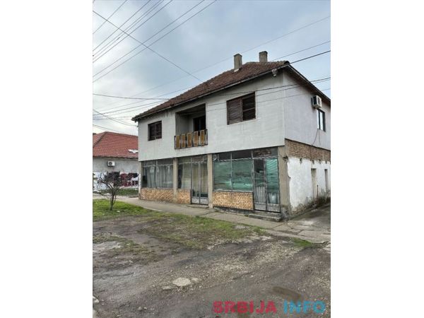Kuca u samom centru Starih Banovaca