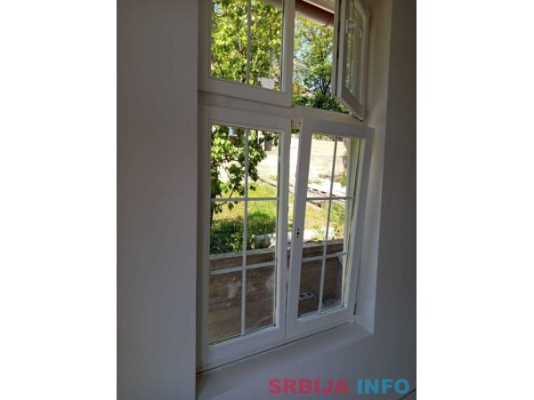 Na prodaju krugli prozor I kvalitetni drveni 