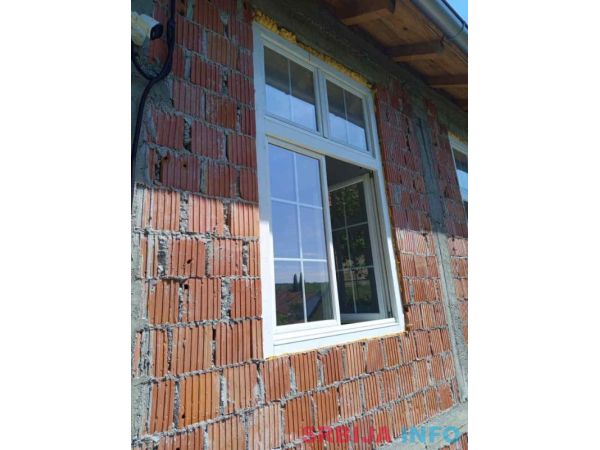 Na prodaju krugli prozor I kvalitetni drveni 