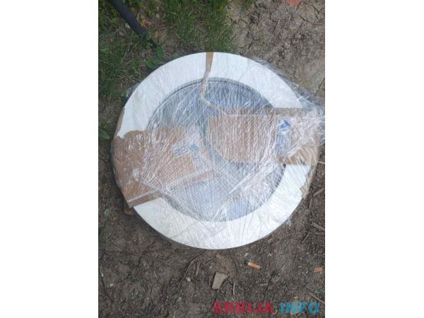 Na prodaju krugli prozor I kvalitetni drveni 