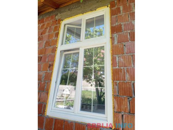 Na prodaju krugli prozor I kvalitetni drveni 