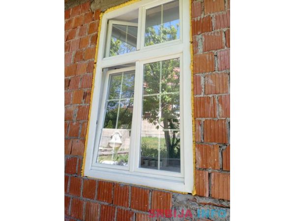 Na prodaju krugli prozor I kvalitetni drveni 