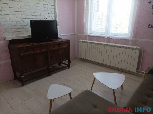 Name&scaron;ten stan u kući, 50m2, na prvom spratu, zaseban ulaz