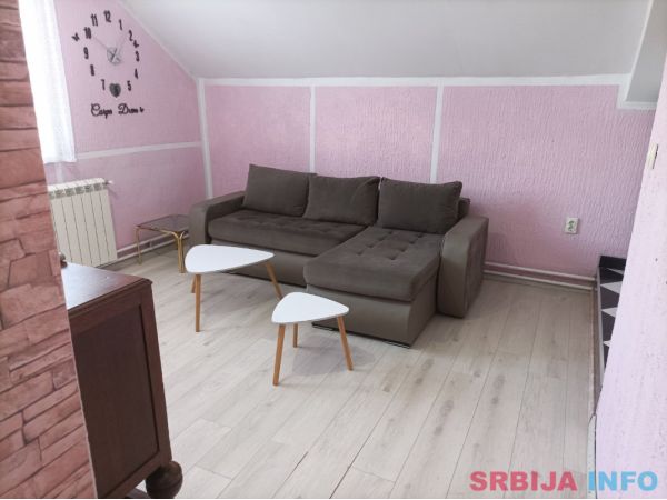 Name&scaron;ten stan u kući, 50m2, na prvom spratu, zaseban ulaz