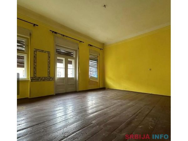 Prodaje se ceo sprat-vise stanova na glavnoj ulici u Somboru