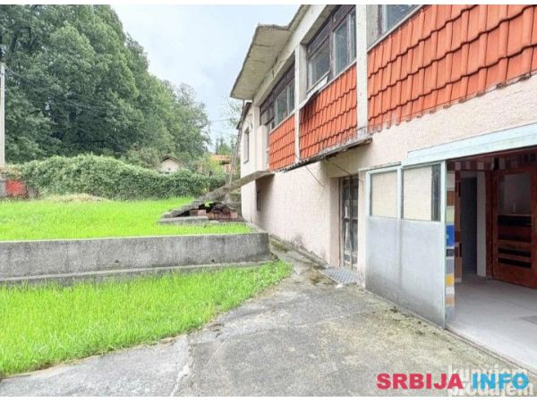 Poslovno - stambeni objekat 576 m2 Ripanj Voždovac 