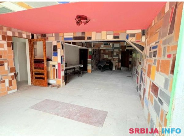 Poslovno - stambeni objekat 576 m2 Ripanj Voždovac 