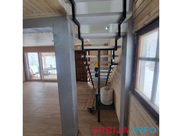 Zlatibor, drvena kuca sa bazenom na prodaju 96 m2 na placu od 5,5 ari