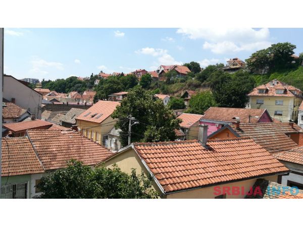 Prodajem LUX stan u centru Zemuna
