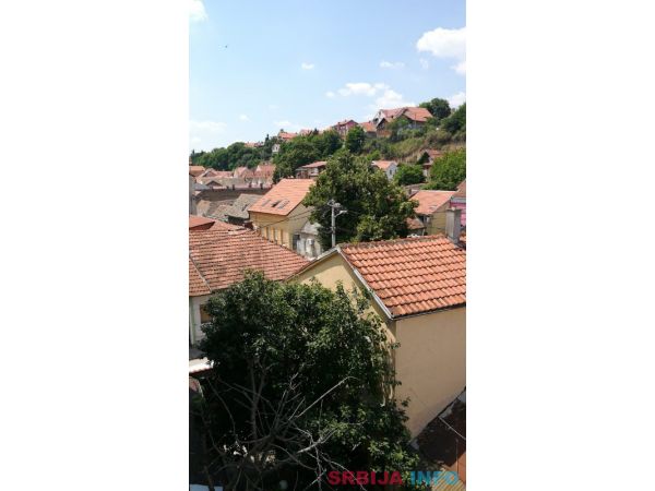 Prodajem LUX stan u centru Zemuna