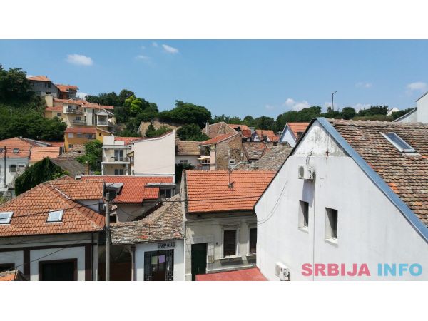 Prodajem LUX stan u centru Zemuna