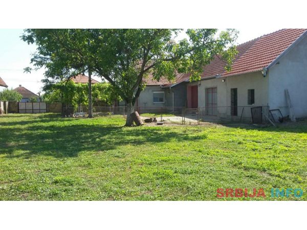 Prodajem kucu u Zmajevu na 24km od Novog Sada