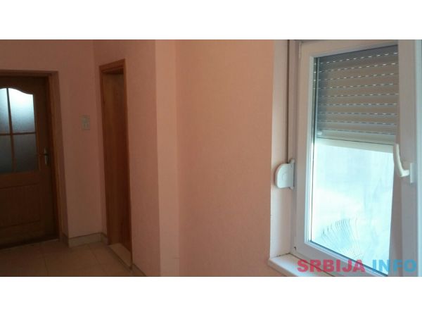Prodajem kucu u Zmajevu na 24km od Novog Sada
