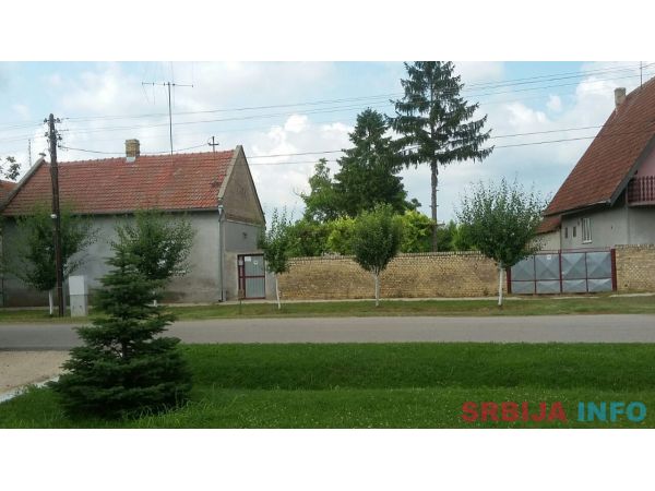 Prodajem kucu u Zmajevu na 24km od Novog Sada