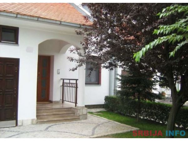 Prodajem kucu u Vrscu