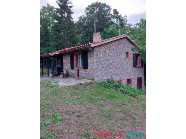 Prodajem kamenu kucu