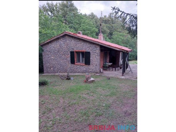 Prodajem kamenu kucu