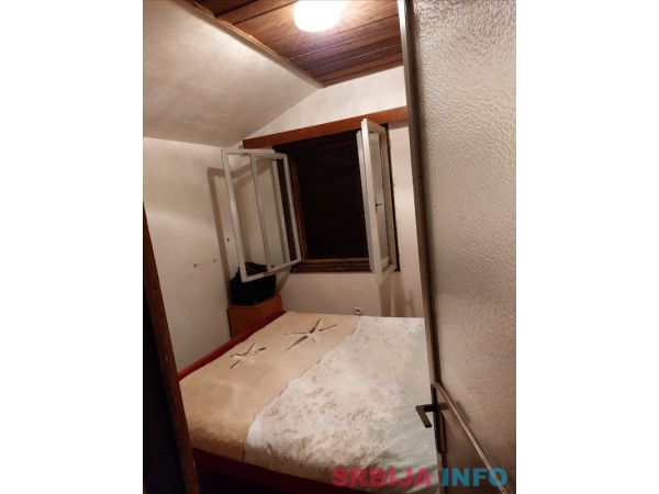 Prodajem kamenu kucu