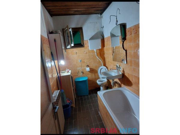 Prodajem kamenu kucu