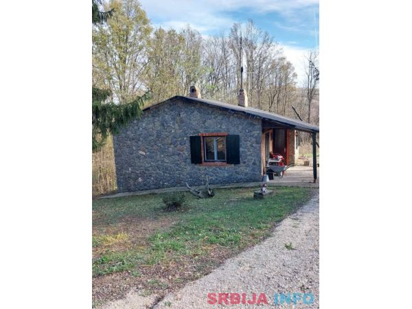 Prodajem kamenu kucu