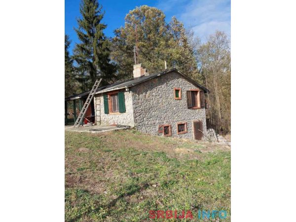 Prodajem kamenu kucu