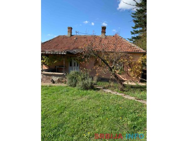 Prodajem dve kuce u Velikim Crljenima