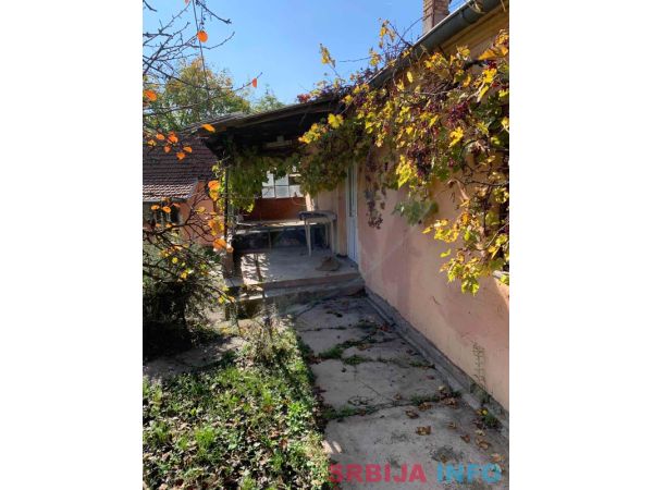 Prodajem dve kuce u Velikim Crljenima