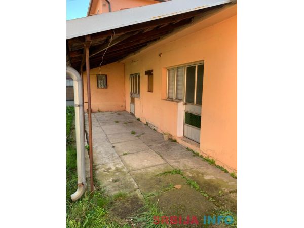 Prodajem dve kuce u Velikim Crljenima