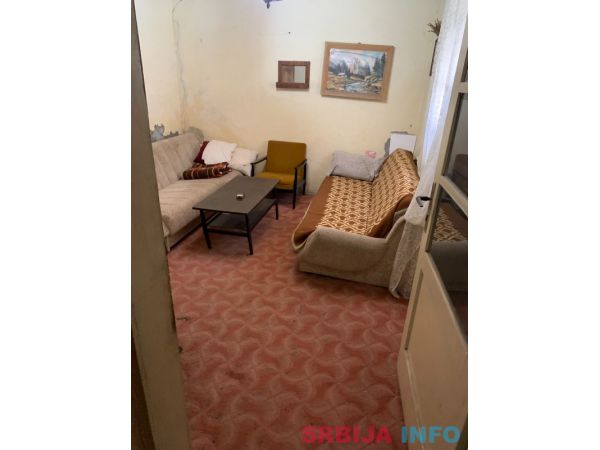 Prodajem dve kuce u Velikim Crljenima