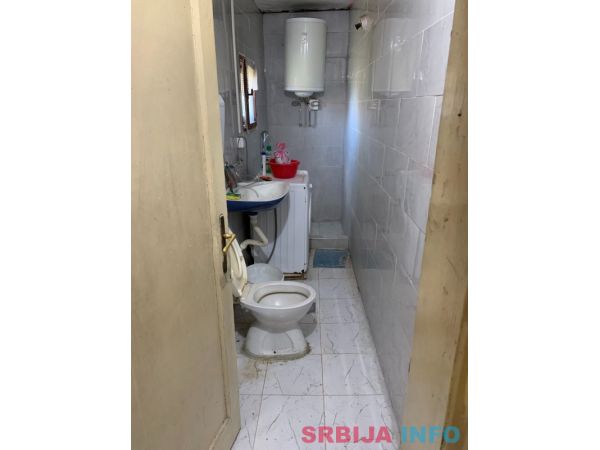 Prodajem dve kuce u Velikim Crljenima