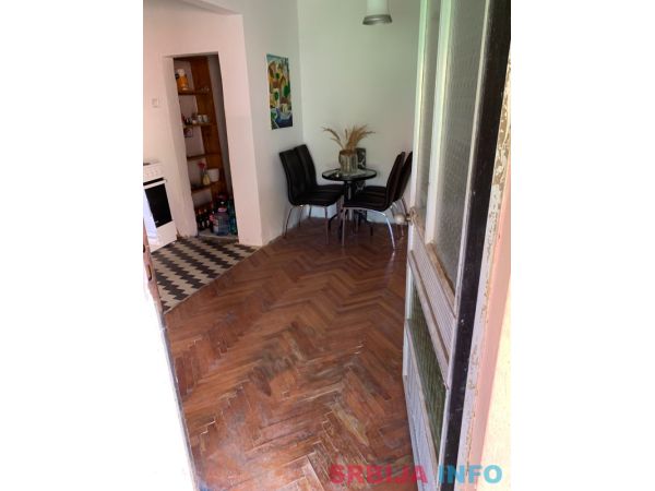 Prodajem dve kuce u Velikim Crljenima