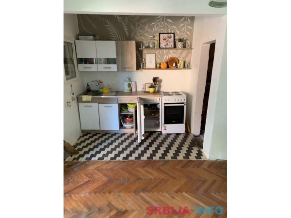 Prodajem dve kuce u Velikim Crljenima