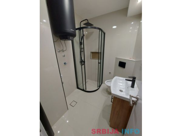 Prodajem dvoiposoban stan Novi Sad-Rotkvarija