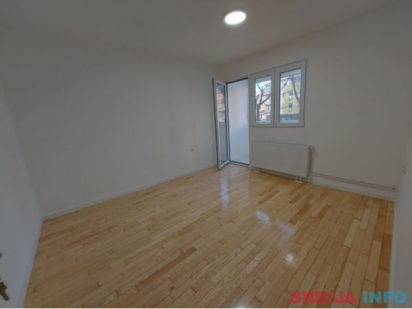 Prodajem dvoiposoban stan Novi Sad-Rotkvarija