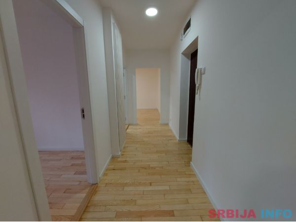 Prodajem dvoiposoban stan Novi Sad-Rotkvarija