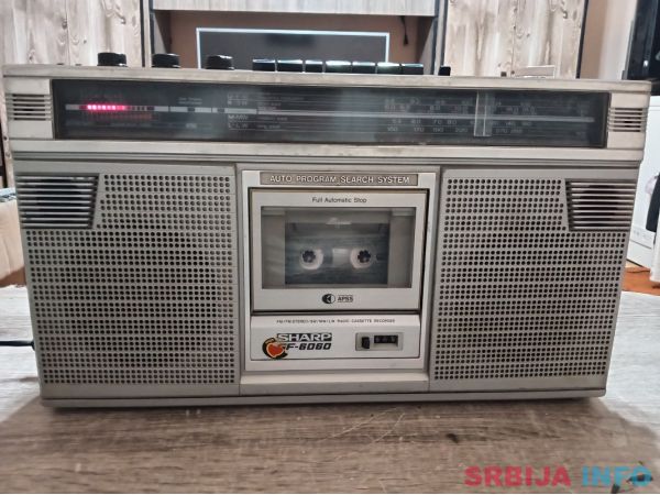 Stari radio kasetofon sharp GF 6060