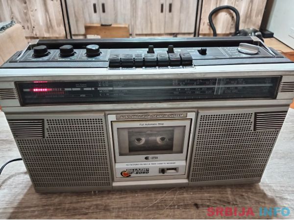 Stari radio kasetofon sharp GF 6060